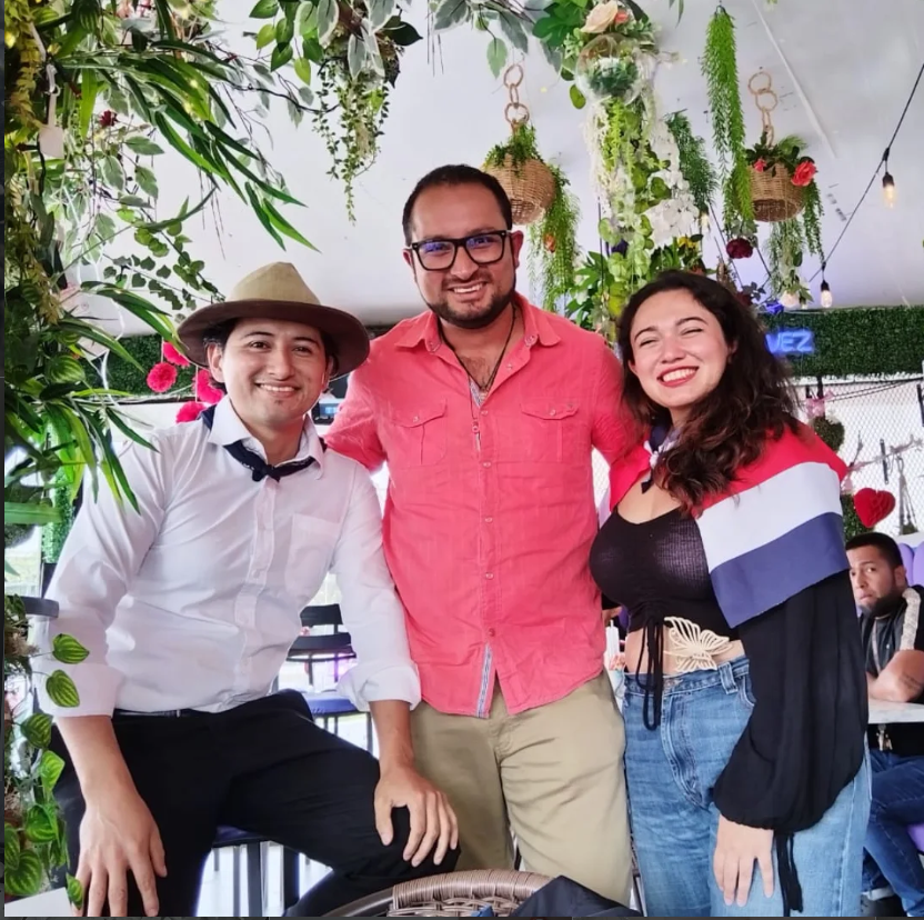 Equipo fundador de Myco Solutions con la bandera de Costa Rica